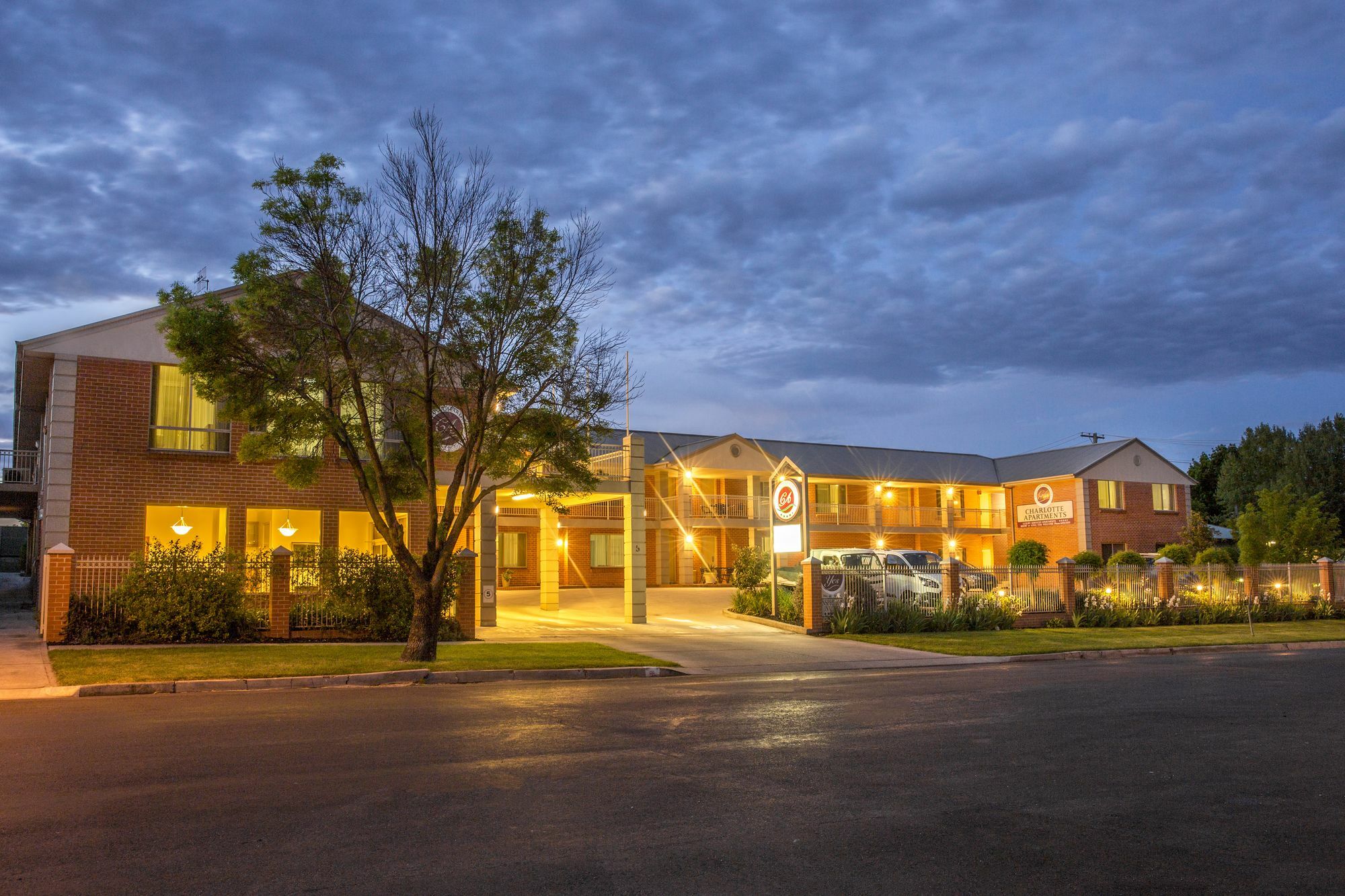 Charlotte Apartments Батерст Экстерьер фото