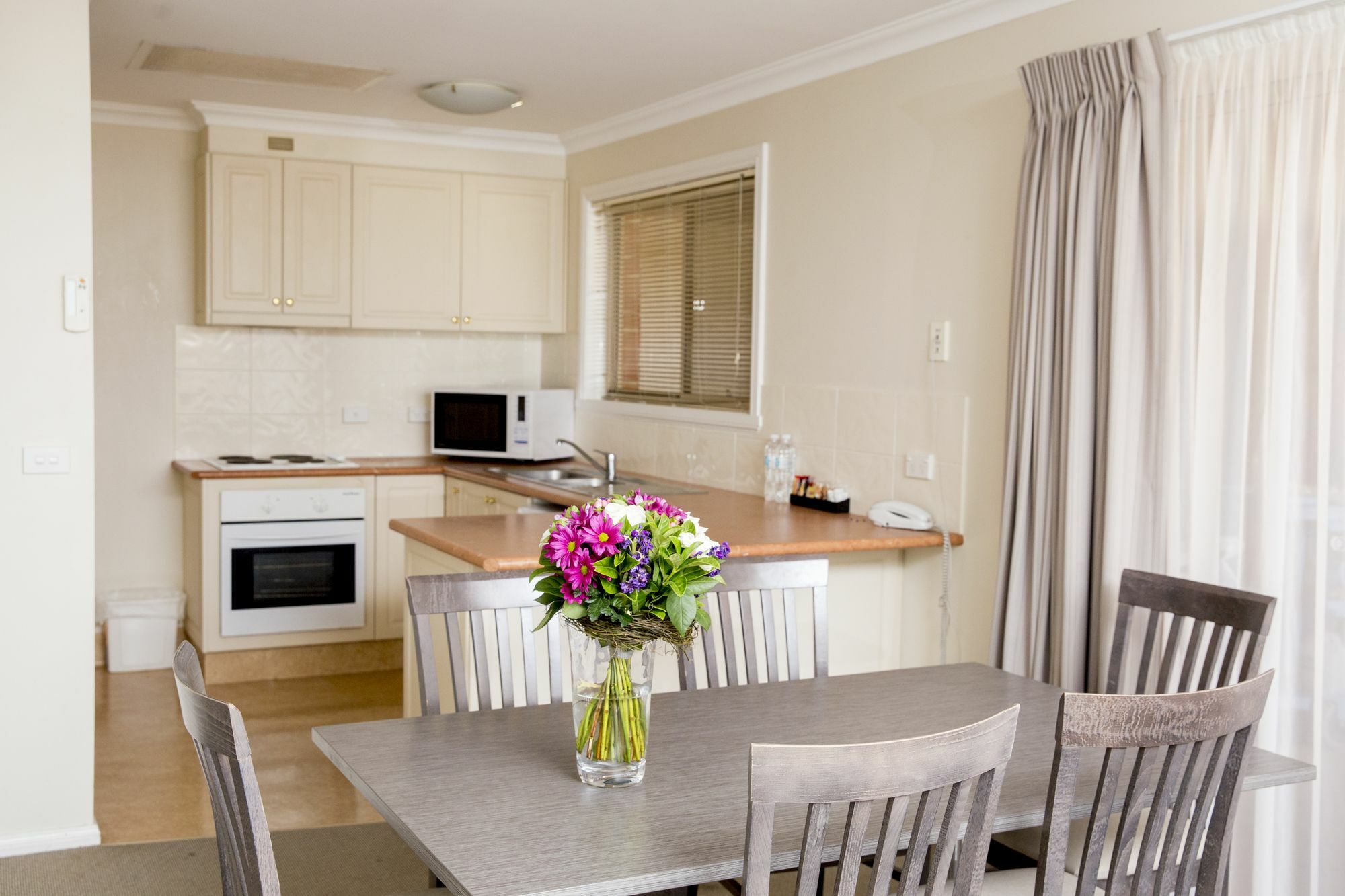 Charlotte Apartments Батерст Экстерьер фото