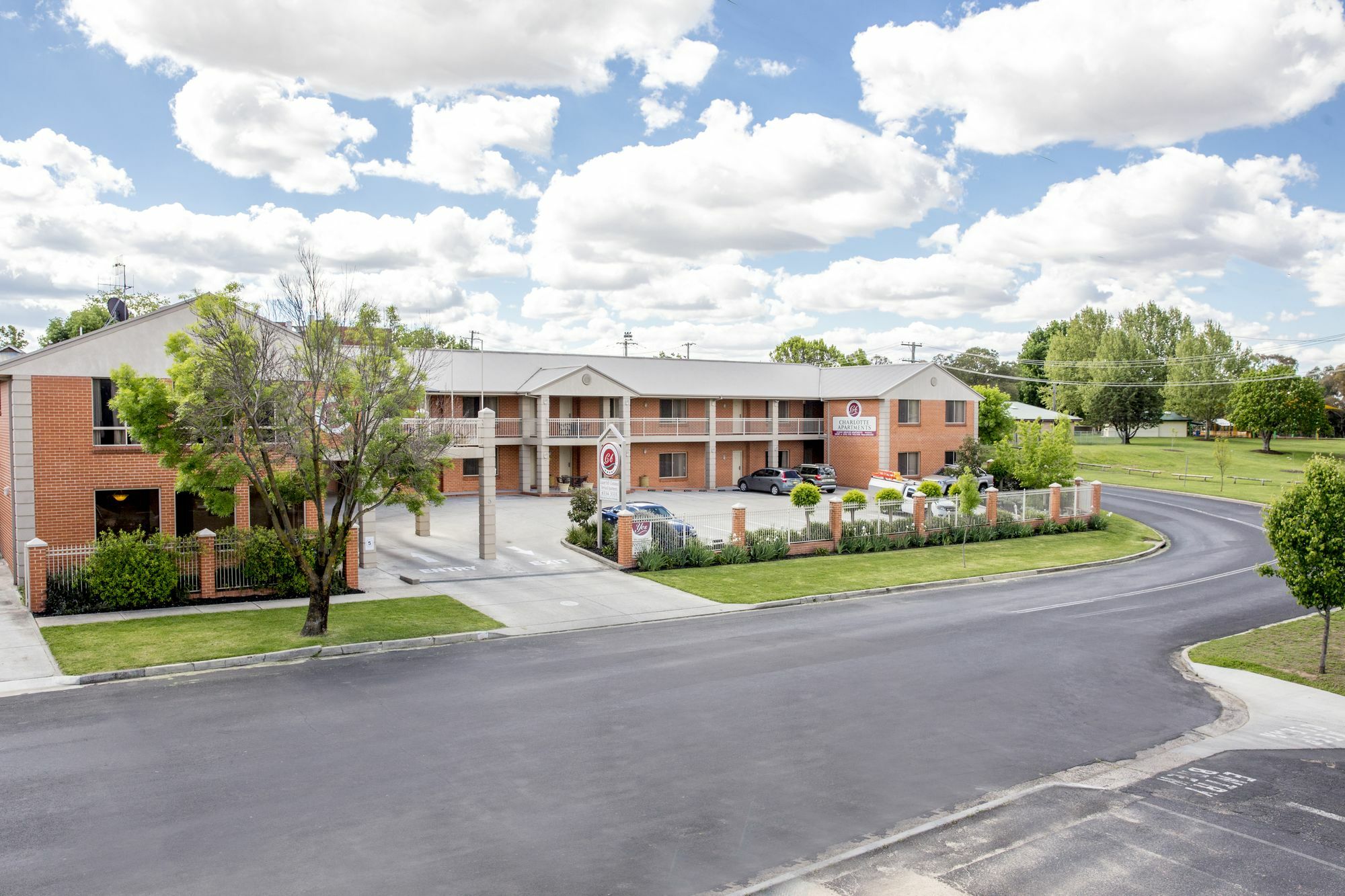 Charlotte Apartments Батерст Экстерьер фото