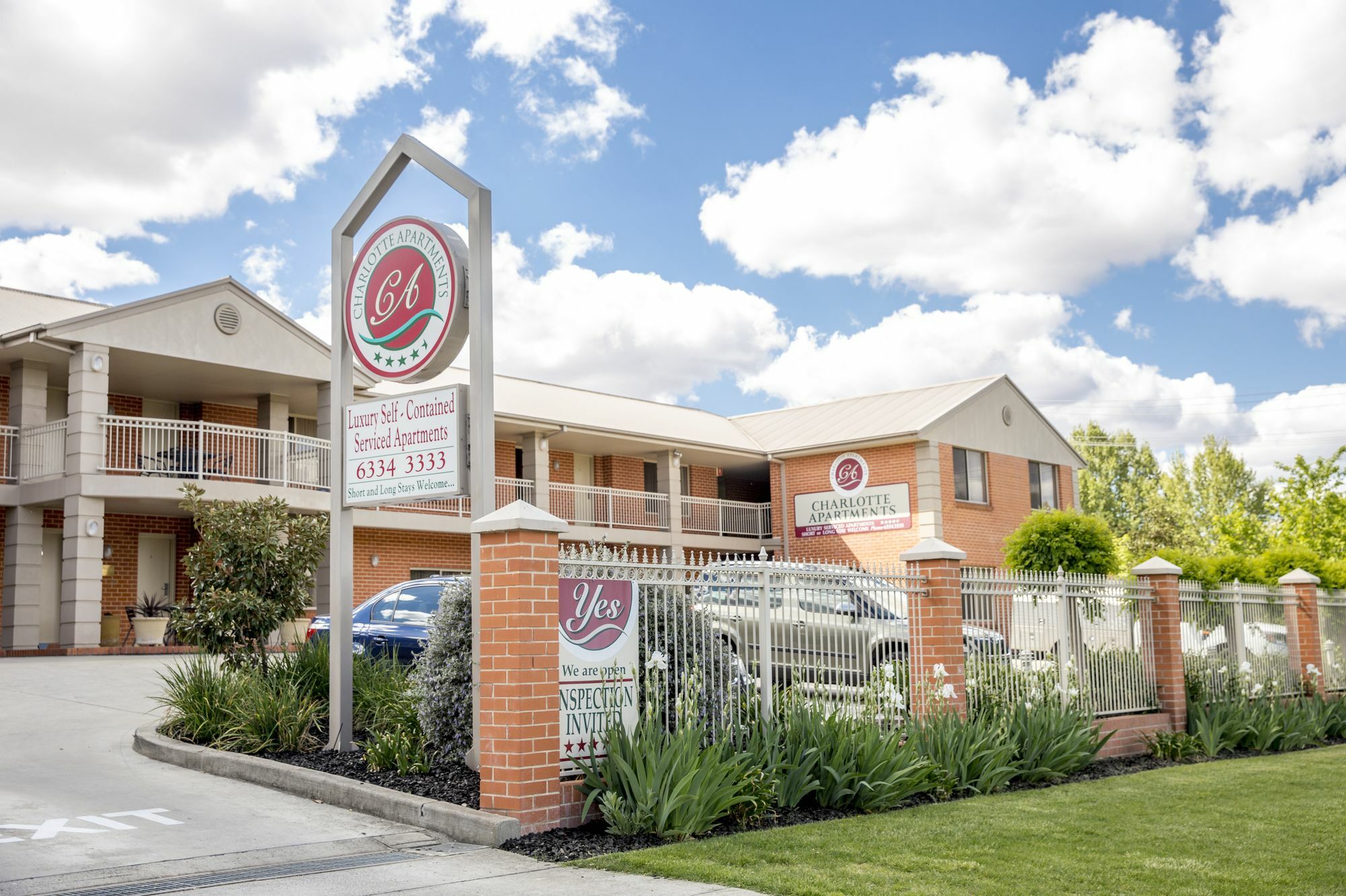 Charlotte Apartments Батерст Экстерьер фото