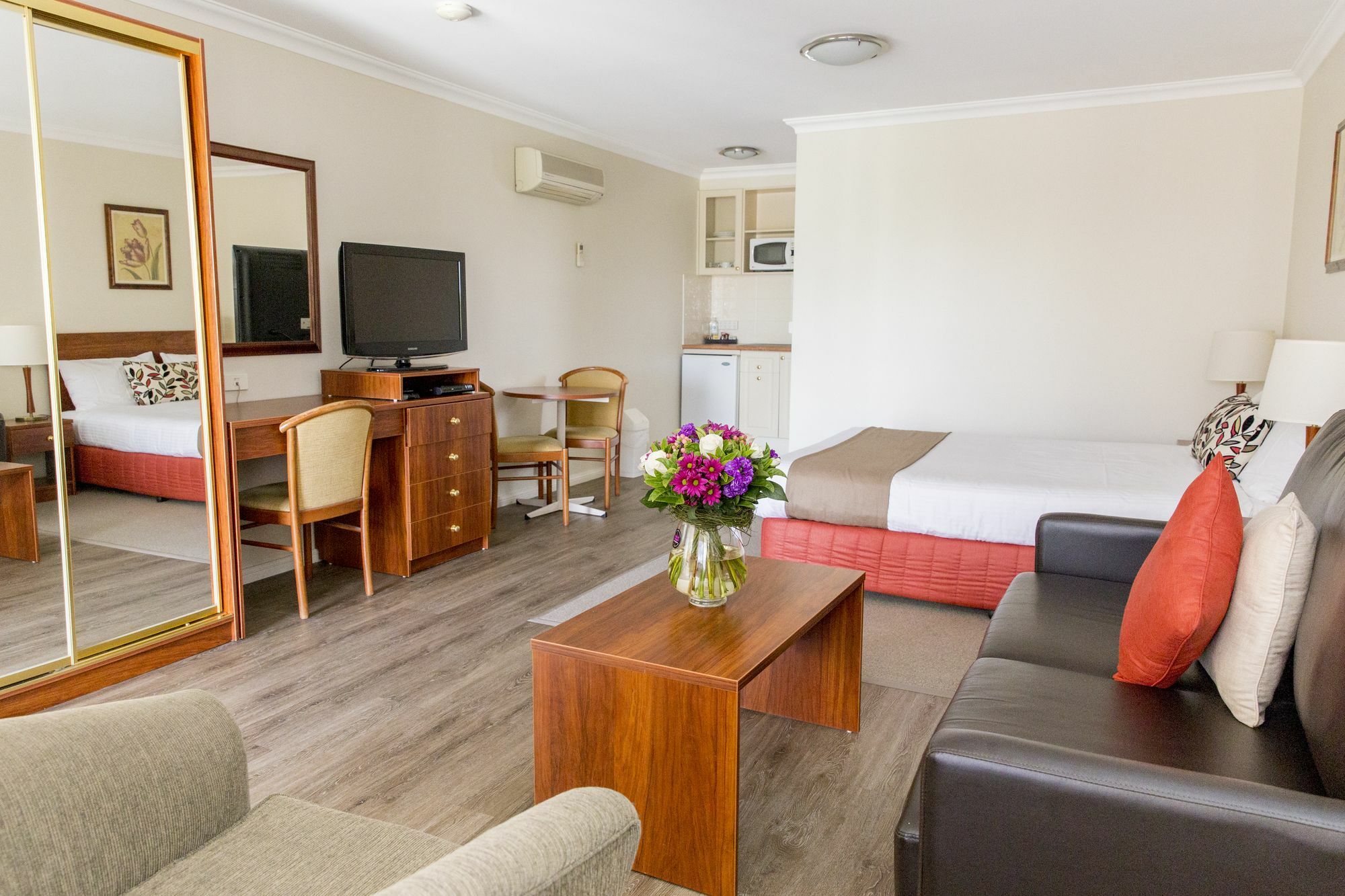 Charlotte Apartments Батерст Экстерьер фото