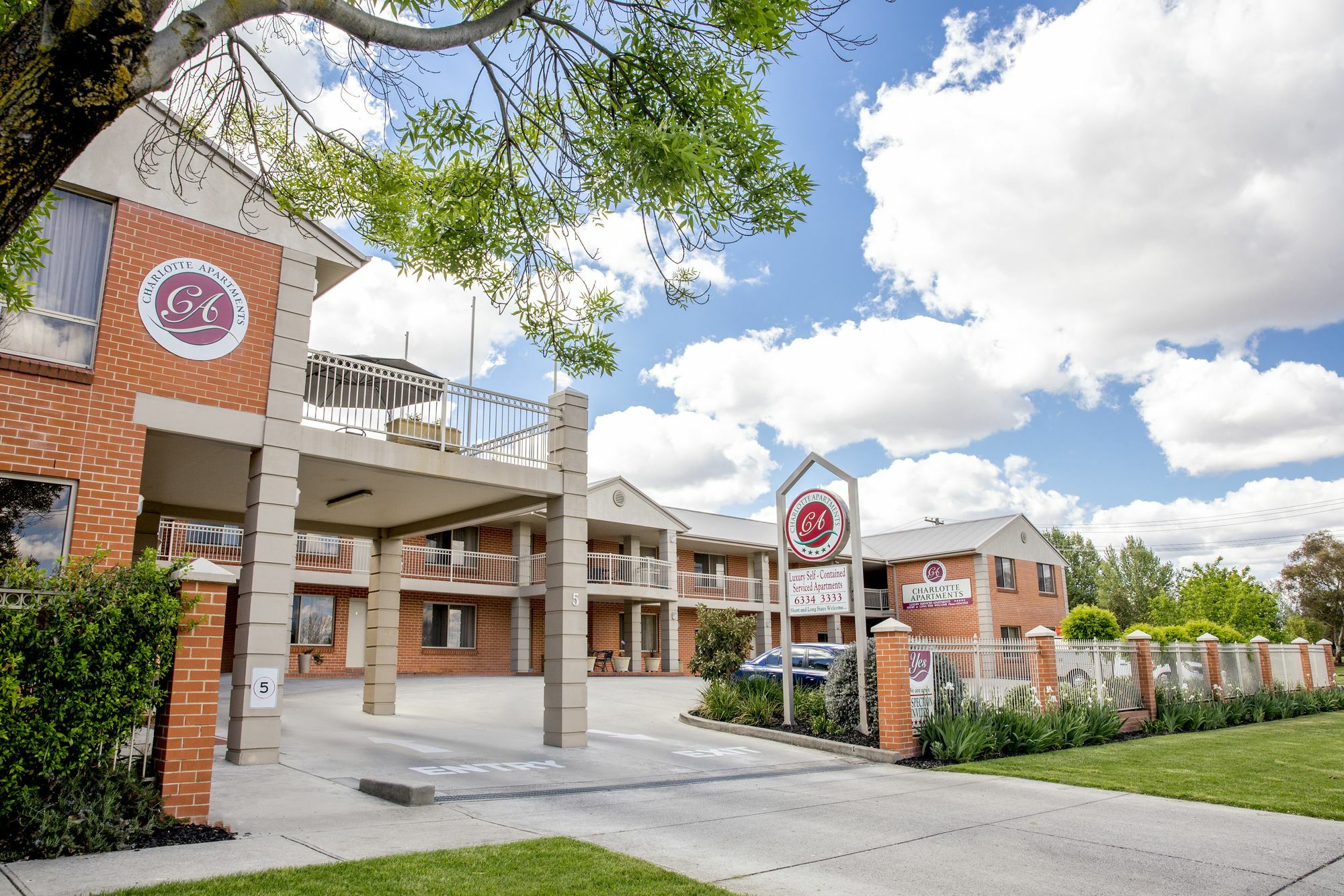 Charlotte Apartments Батерст Экстерьер фото
