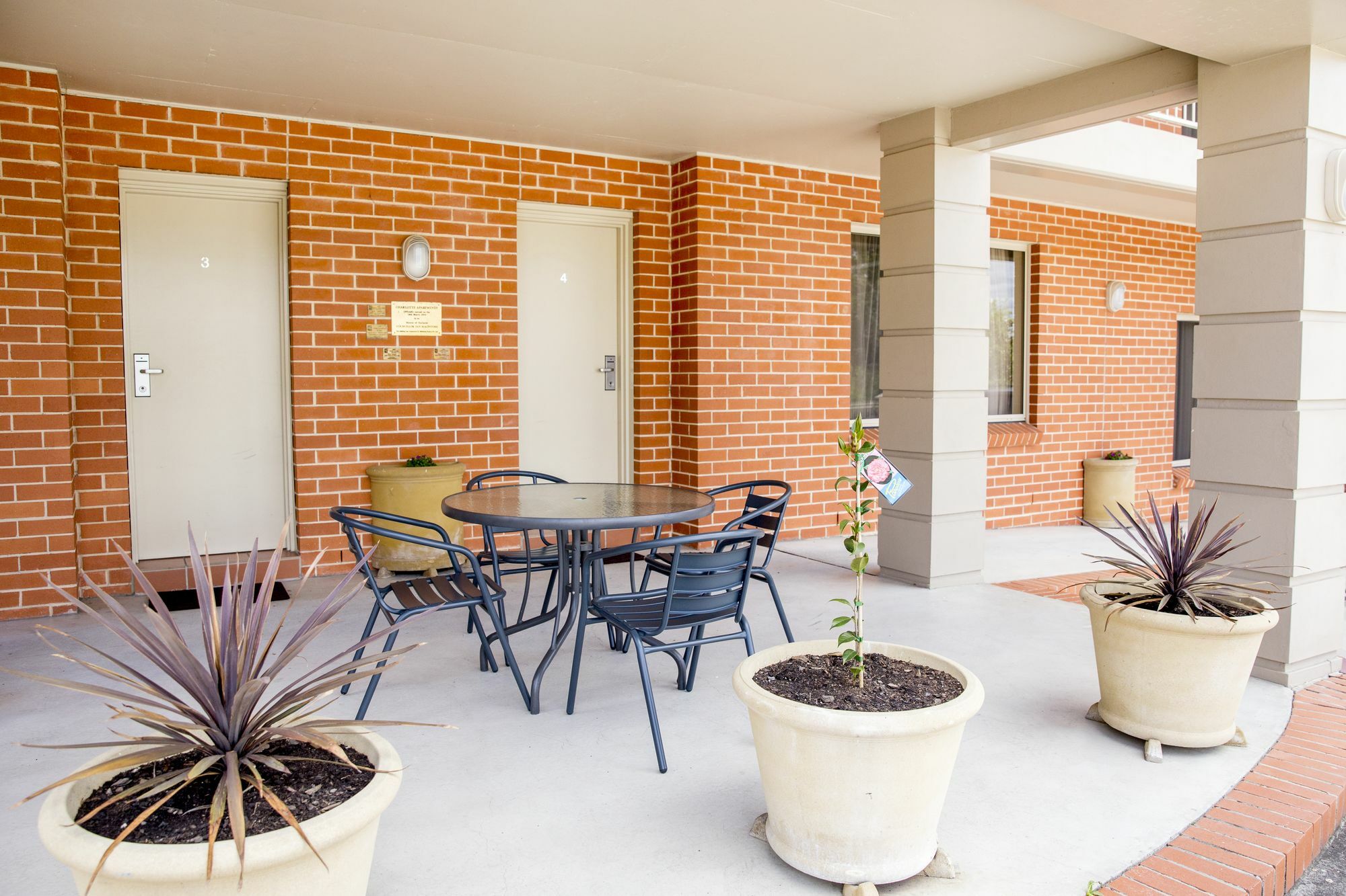 Charlotte Apartments Батерст Экстерьер фото
